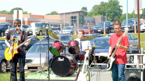 Guitar Students Kick Off Summer with Lunch Jam