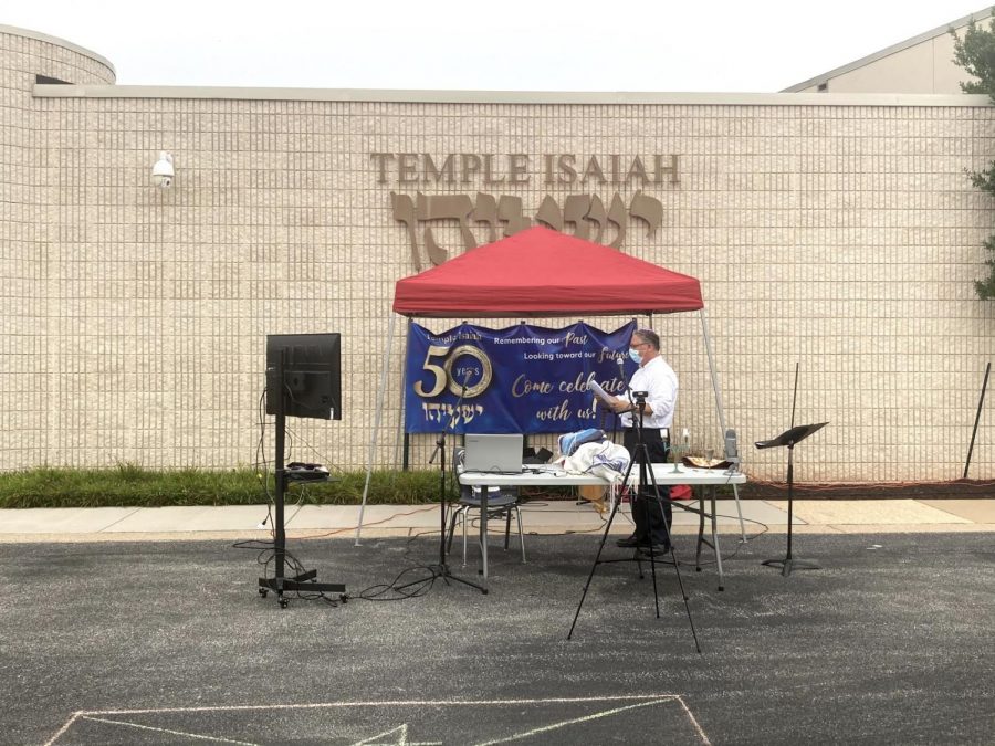 Rabbi Axler leading services in the parking lot in front of Temple Isaiah.