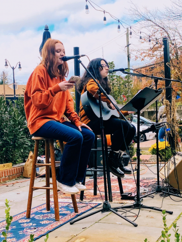 Wilde Lake seniors Shelby Kline (left) and Shanna Kachuriner (right) performing together at an outdoor cafe on October 31, 2020. (Photo taken by Sarah Rubin)