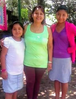 Zulma Aguilar (izquierda) con su hermana y su tía en El Salvador. Zulma se vino a los Estados Unidos con su hermana mayor.