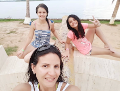 Aisha Morillo, su hermana, mayor, y su mamá en una playa en Venezuela. Cuando Aisha se mudó a los Estados Unídos, tuvo que dejar a su mamá y a su hermana. Su hermana no pudo cruzar la frontera entre México y los Estados Unidos.
