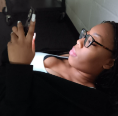 COLUMBIA, MARYLAND, 
MARCH 5, 2024 -- Senior Faith 
Brown uses Snapchat, an app 
that allows students to send 
pictures to one another. 